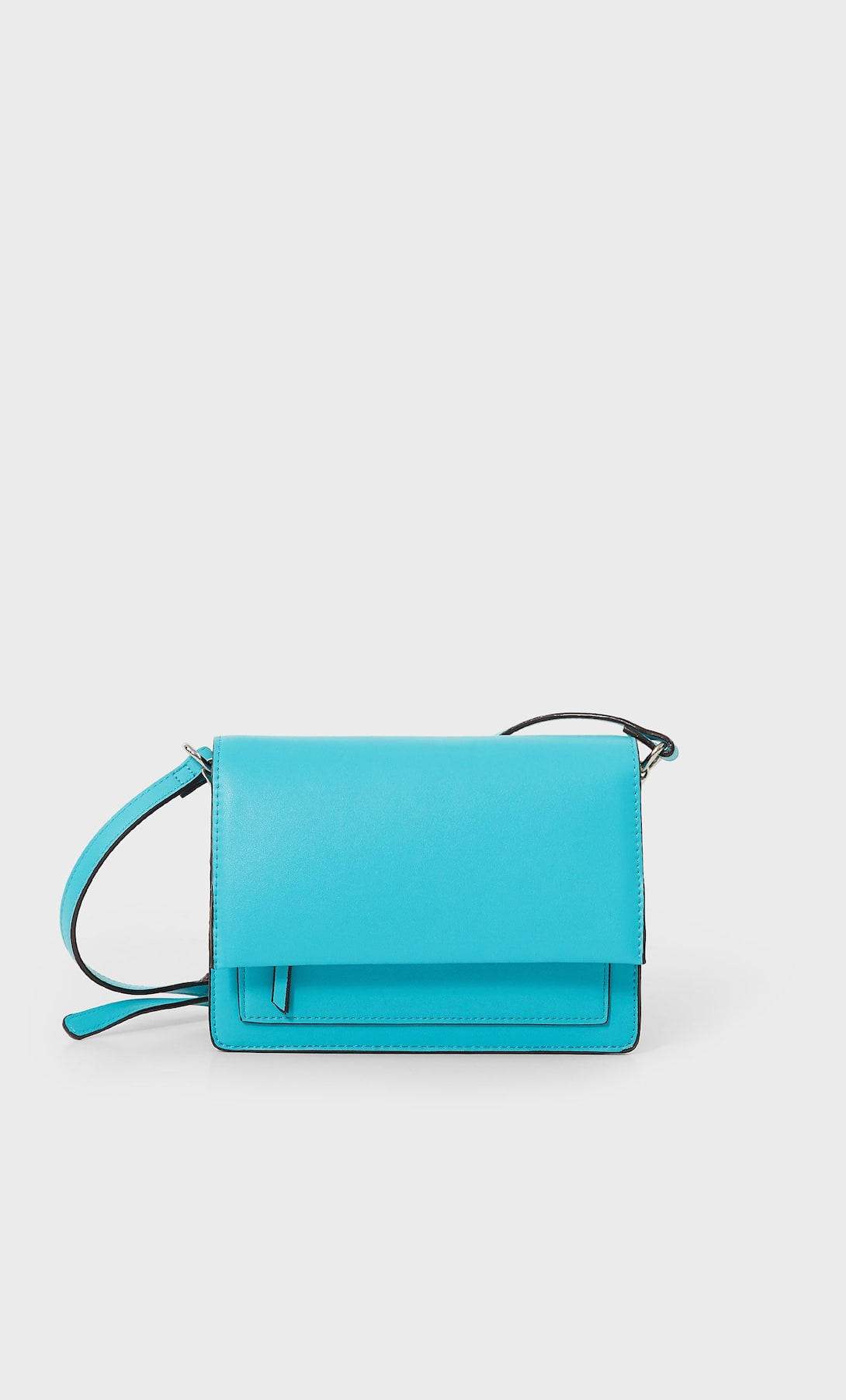Da color a tus looks básicos de verano con este bolso minimal en color turquesa vibrante de Stradivarius. Antes: 19,99 euros. Ahora: 9,99 euros.