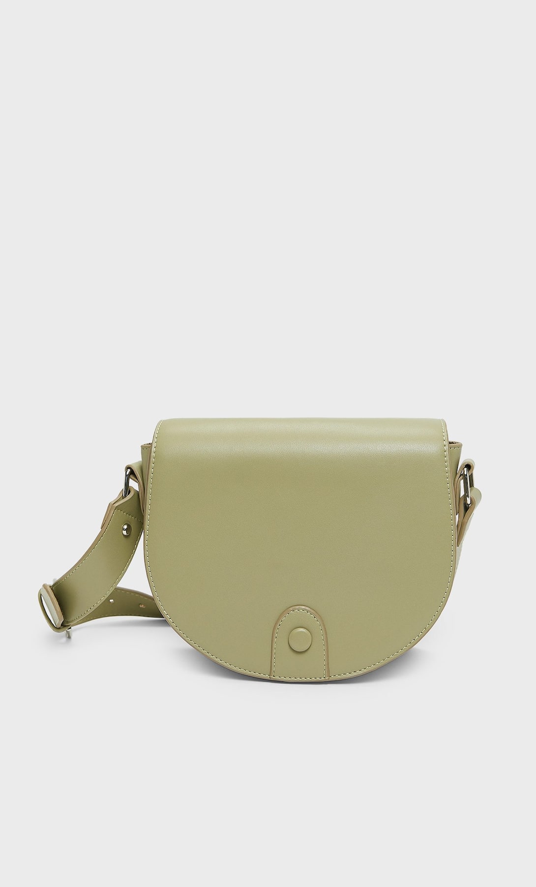 Bolso media luna en color verde pastel de Stradivarius. Rebajado de 15,99 euros a 9,99 euros.