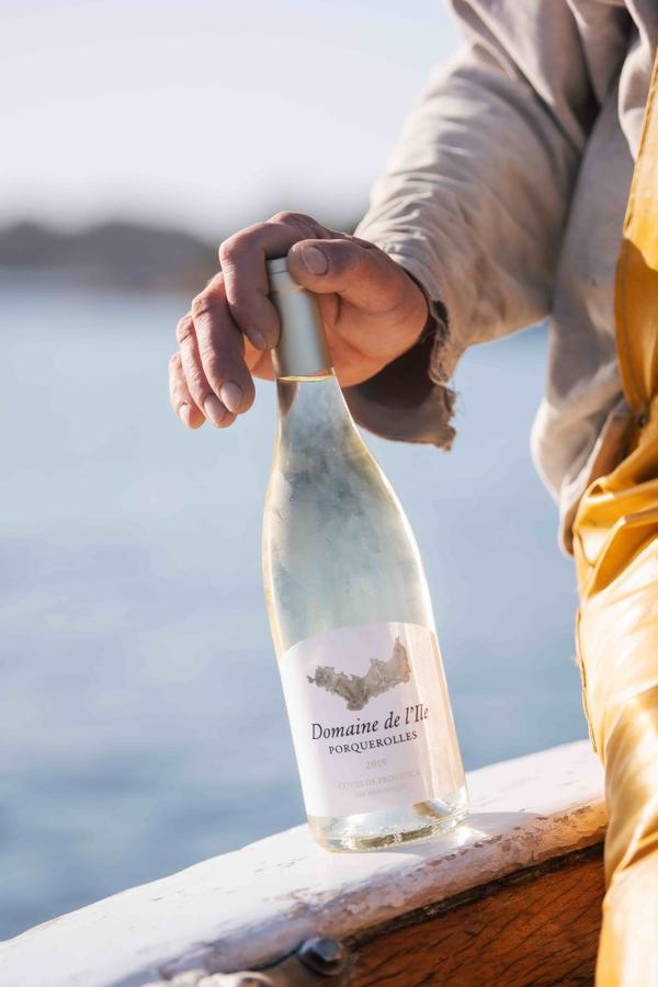 Descorchar una botella de estos vinos es adentrarse en la frescura del eucalipto y la menta que pueblan la isla. El sabor a fruta blanca tiene un suave matiz floral con un regusto salado que pone de manifiesto esa influencia sureña que podría resumir el sabor que queremos que tenga este verano.