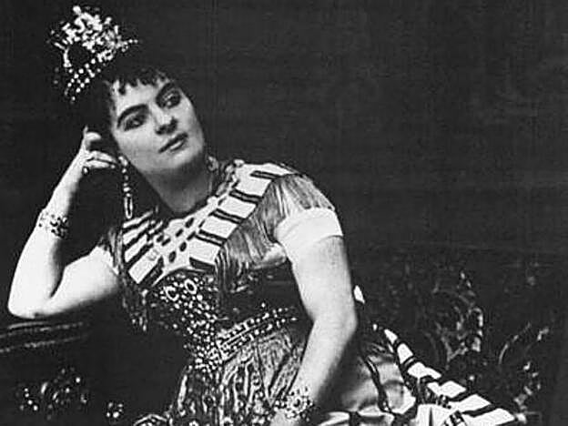 Elena Sanz acabó dejando su exitosa carrera como contralto en la ópera para permancer al lado del monarca.