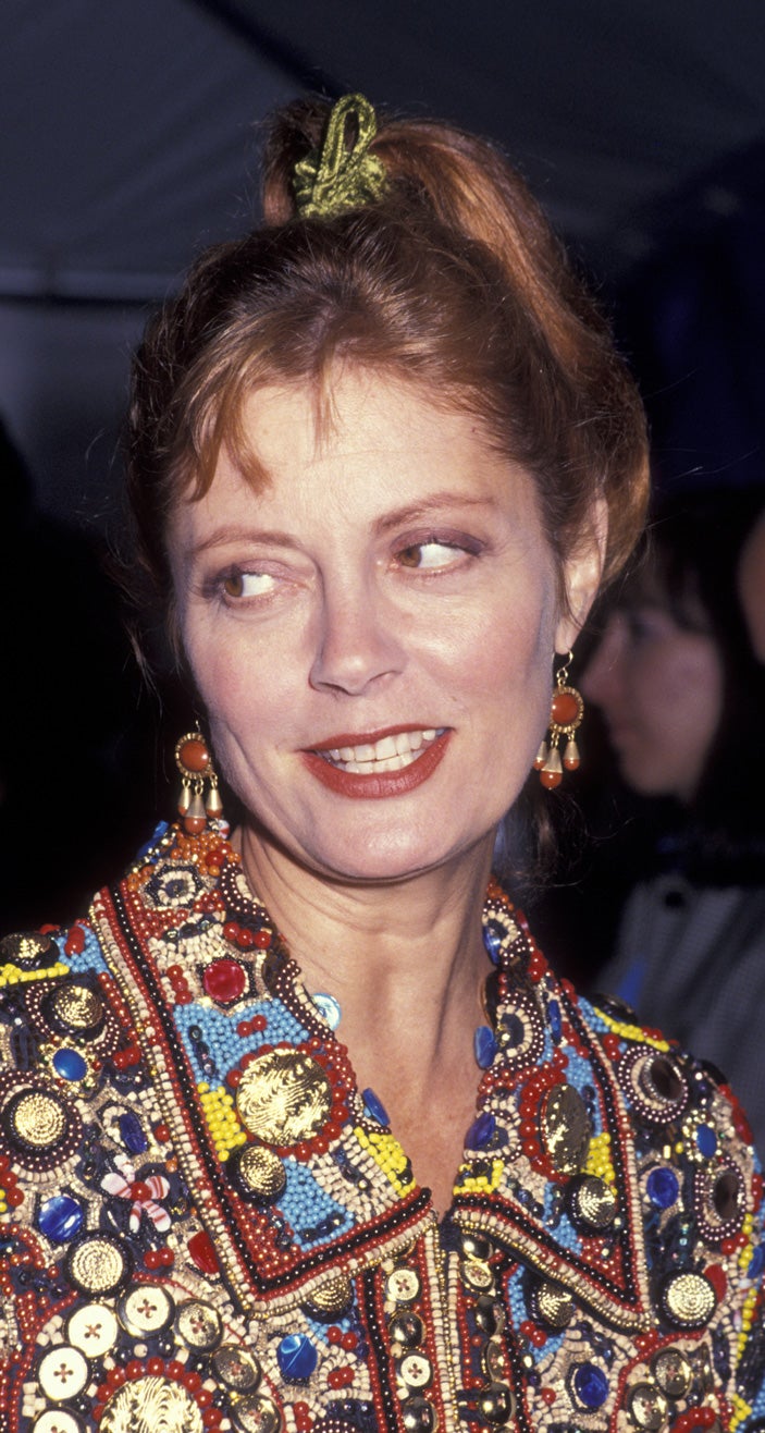 Nos encanta esta coleta alta con lazo de Susan Sarandon. El claro ejemplo de que este peinado casi despeinado de los 90 sienta bien a cualquier edad, pero rejuvenece especialmente a partir de los 50.