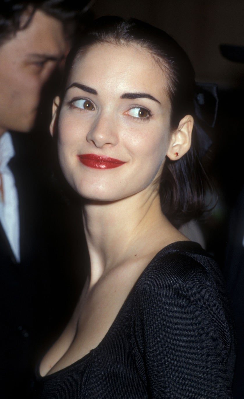 Mucho menos informal, el también semirecogido de Winona Ryder con un clip de lazo, un accesorio que en las últimas temporadas se ha colado entre las tendencias capilares más vistas.