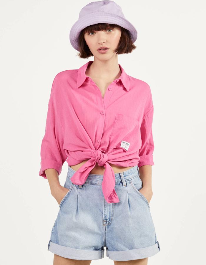 En color rosa (también está disponible en otros colores), esta camisa con nudo delantero y cierre con botones está rebajada a la mitad de su precio, y ahora cuesta 7,99 euros.