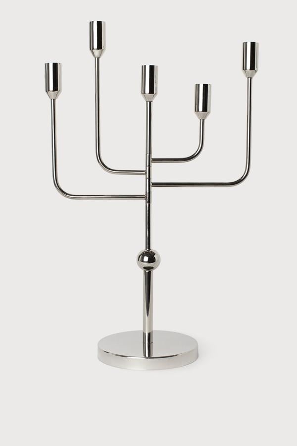 Este candelabro grande de metal en tono plateado cuenta con brazos móviles ajustables que permiten adaptar la distancia entre los mismos. Con una altura de 50 centímetros, está rebajado a la mitad de su precio y ahora cuesta 24,99 euros.