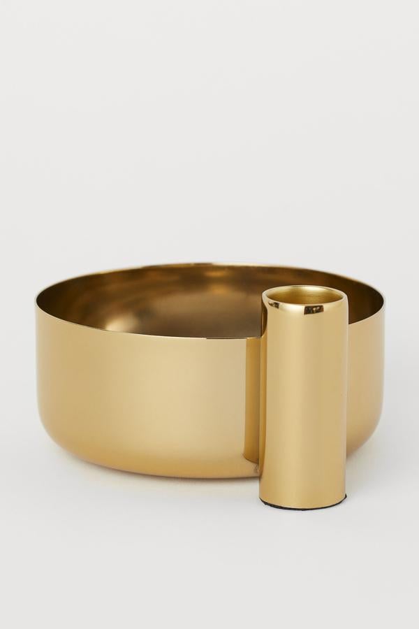 En tono dorado, este candelero pequeño de metal con cuenco redondo grande, tiene un diámetro de 11 centímetros. Está rebajado y actualmente tiene un precio de 3,99 euros.