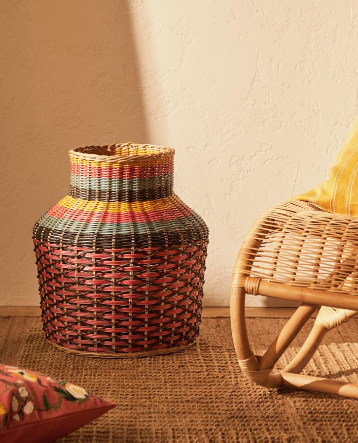 Esta cesta con forma de jarrón de ratán trenzado multicolor tiene un precio de 29,99 euros.