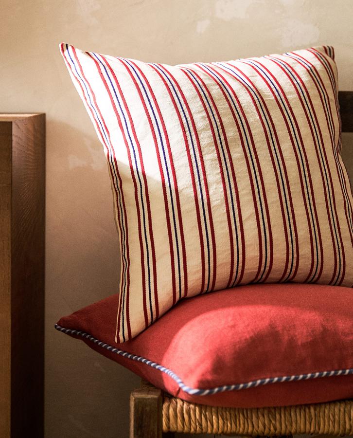 Los cojines son parte importante en la decoración tanto de salones como dormitorios. Zara home nos propone este de rayas, disponible en otras tonalidades, con unas medidas de 45x45 centímetros y un precio de 12,99 euros.