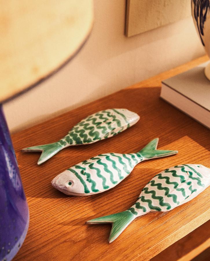 Pintados a mano, y disponibles en varios colores, estas figuras decorativas con forma de pez tienen un precio de 9,99 euros.
