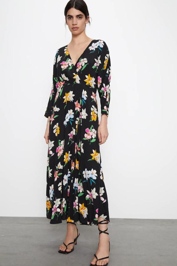 En color negro con flores de colores, este vestido midi fluido con escote de pico cruzado y manga larga cuenta con botones forrados. Con detalle de pliegue en la cintura, tiene un precio de 29,99 euros.