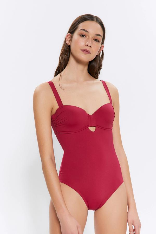 En color cereza, este bañador con aros y abertura lateral cuenta con cierre trasero y tirantes ajustables. Tras el descuento, tiene un precio de 19,15 euros.