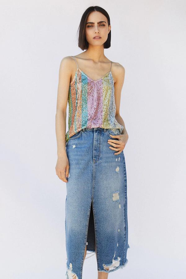 Esta camiseta lencera de tirantes con lentejuelas multicolor tiene un precio genial, 13,99 euros. También está disponible en azul y color crema.