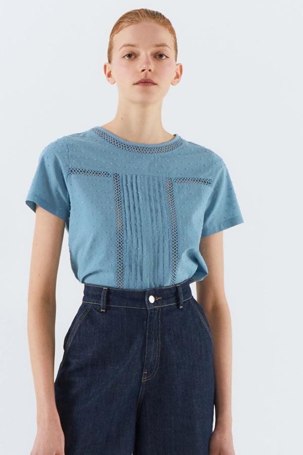 Esta camiseta lisa de plumeti de manga corta está confeccionada en 100% algodón. Disponible en azul, verde, amarillo o blanco, tiene un precio rebajado de 7,99 euros.