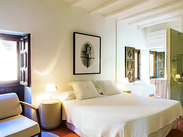 Más info: C/ Santa Bárbará, 16. Calaceite, Teruel. Desde 90 €, la habitación doble. (www.hotelcresol.com)