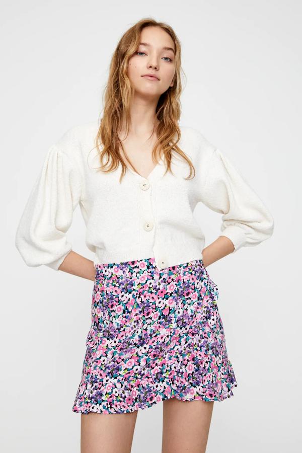 Esta minifalda con la parte delantera tipo pareo y detalle de volante promete agotarse rápidamente. Tiene un precio de 9,99 euros y también está disponible en negro y en lila.