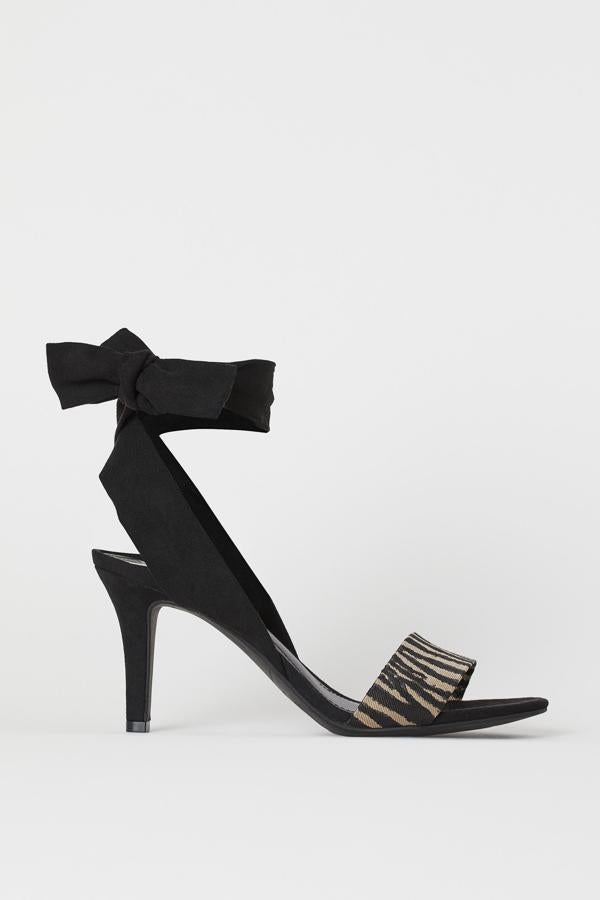 Con estampado de cebra en la tira delantera, estas sandalias de H&M cuentan con cintas anchas anudadas al tobillo y plantilla de piel sintética. Tienen un precio de 29,99 euros.