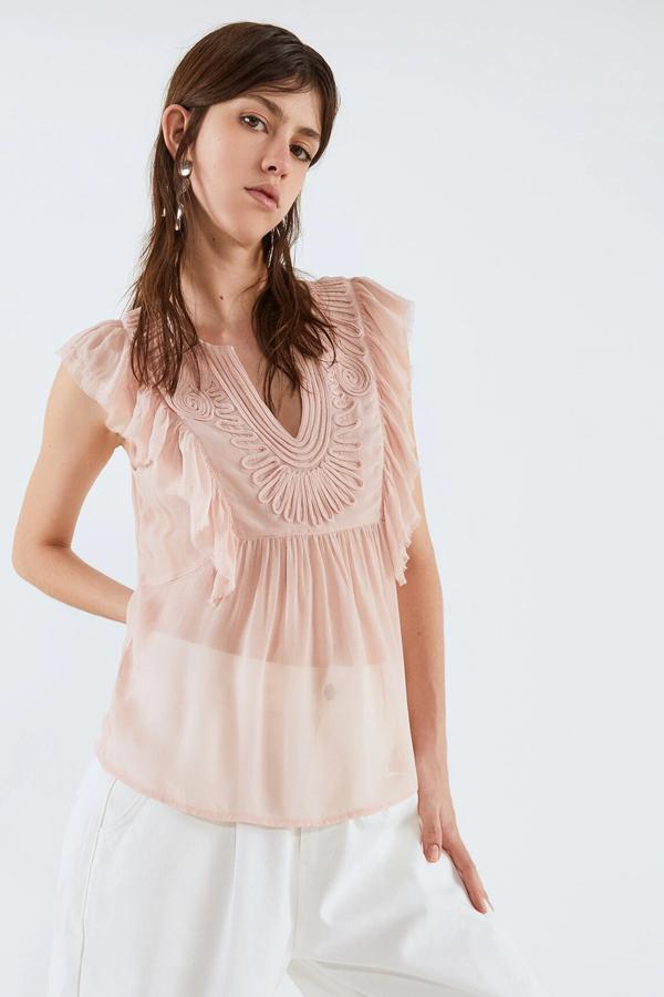Este top en color rosa con bordado en la parte delantera y detalle de volantes en la manga, tiene un precio de 19,99 euros.