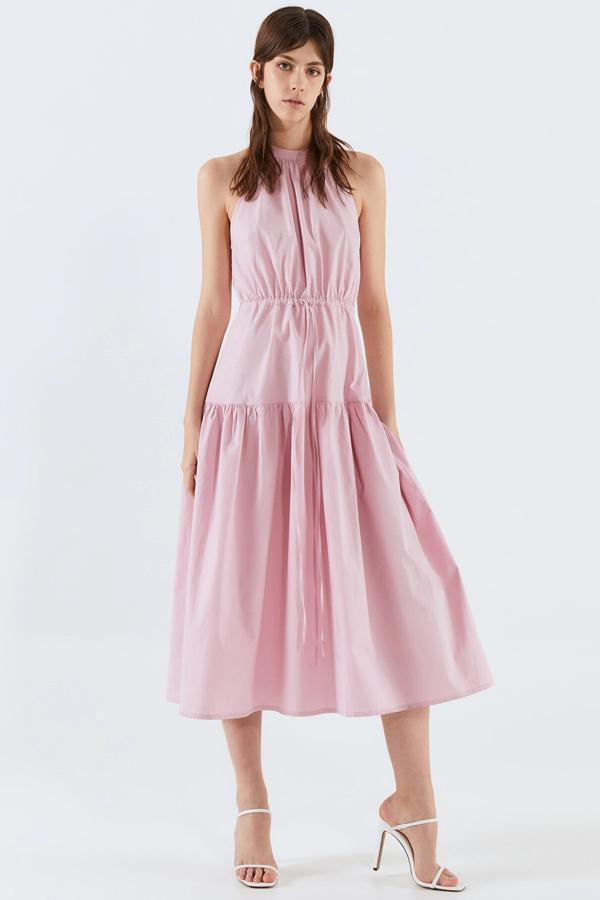 En color rosa, este vestido largo popelín de tirantes confeccionado en 100% algodón, está rebajado hasta los 19,99 euros.