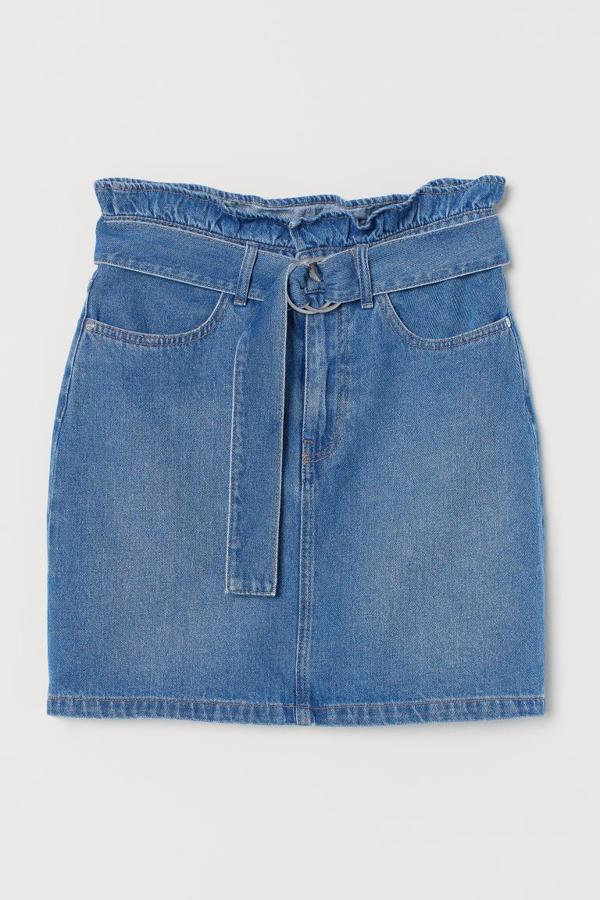 En sarga lavada con cinturón extraíble a tono, esta falda de H&M con aires vaqueros viene con bolsillos delanteros y traseros y cierre de cremallera con botón. Tenía un precio de 24,99 euros y ahora podemos comprarla por 17,99 euros únicamente en la talla 34. Y se está agotando.