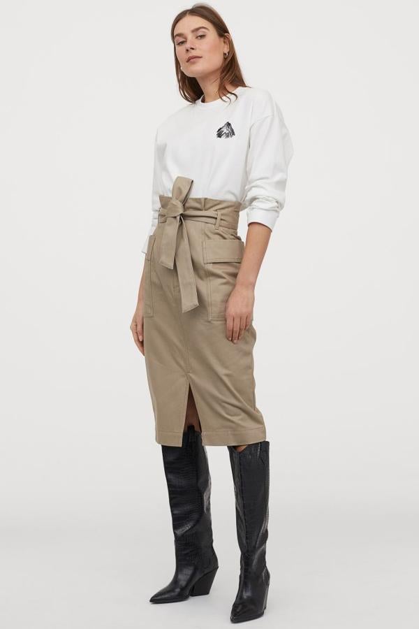 En H&M hemos encontrado esta bonita falda recta en sarga de algodón grueso con cintura paper bag y bolsillos de parche con borde plegable en la parte superior. Costaba 24,99 euros y ahora podemos comprarla por 15,99 euros en las tallas 32, 34 y 36.