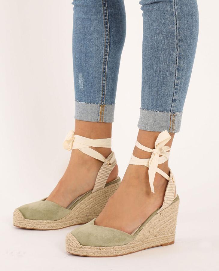 En verde pastel, empeine en forma de pico y tiras para atar en el tobillo, de Pimkie (25,99 euros).