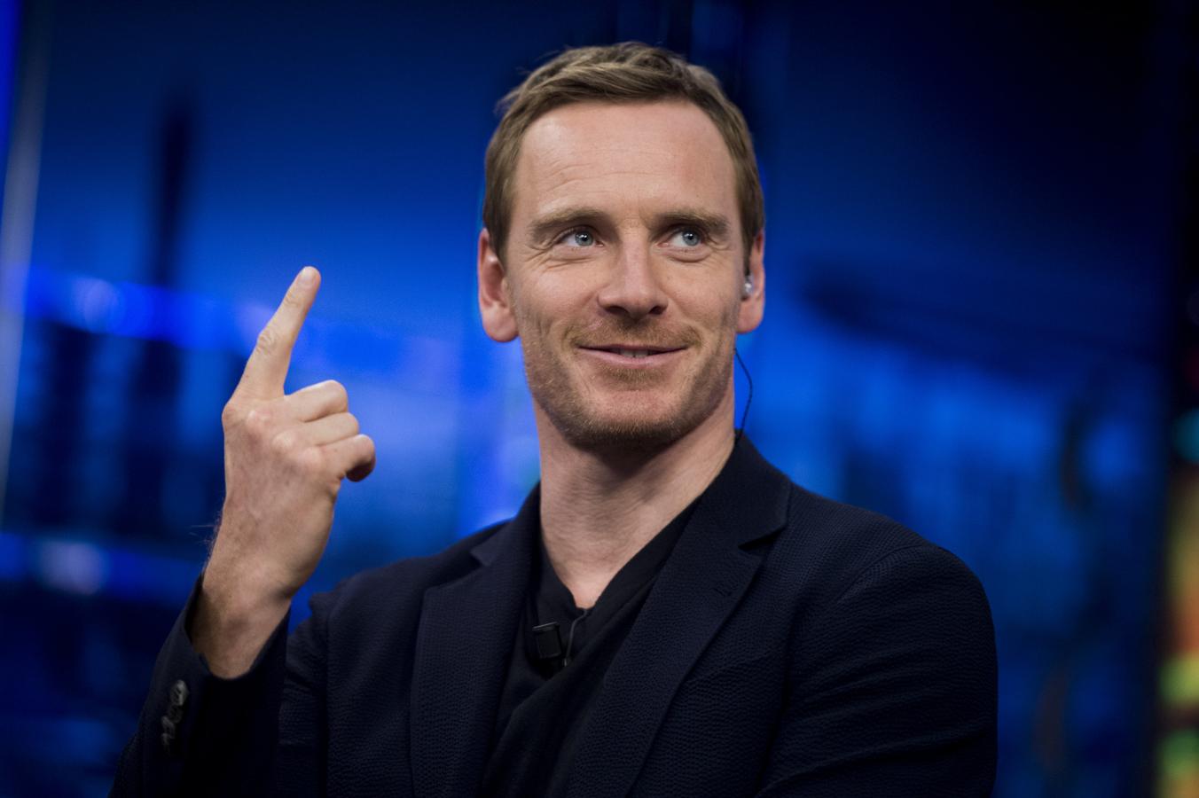 Desde su full frontal en Shame, el miembro viril de Fassbender no ha recibido más que elogios. Charlize Theron le comentó que “estaba disponible para trabajar con él (con su pene) cuando fuera”. George Clooney también se sintió impresionado. “En serio, podrías jugar al golf con él sin usar las manos”.