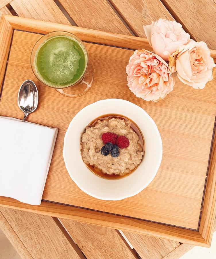 La modelo y empresaria es fan incondicional del zumo de apio, al igual que Ariadne Artiles por sus beneficios. Y lo confesaba en esta publicación en su cuenta de Instagram, "Me encanta comenzar mi día con un zumo fresco, recién hecho y orgánico de apio. Lo tomo con el estómago vacío, es antiinflamatorio y me activa por las mañanas", escribía Miranda.