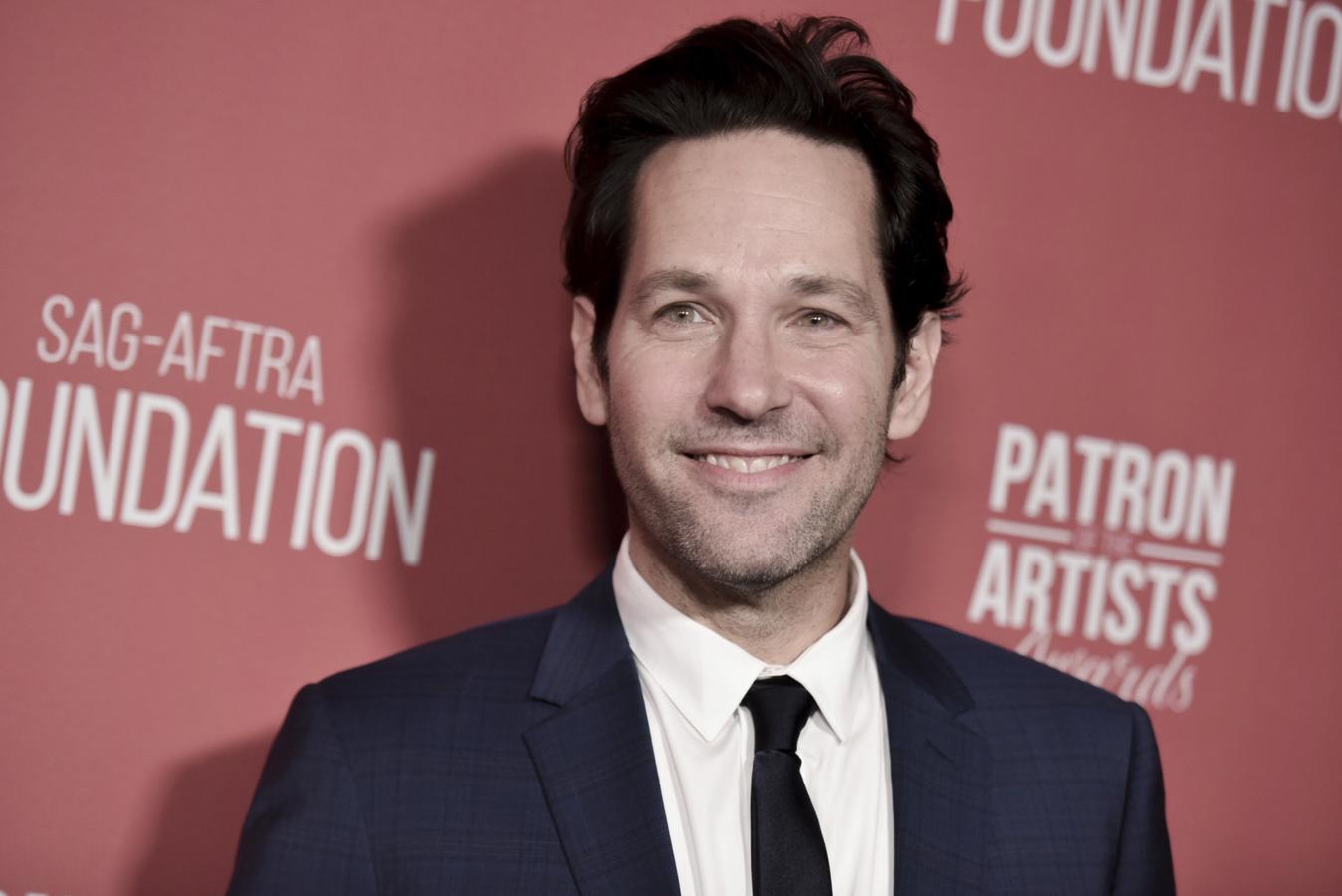 Cuando Chris Evans (el capitán América) le preguntó si había planes para una tercera película de Ant Man, Rudd se cerró en banda. Evans comentó en broma que ya puestos iba a preguntarle por su caché. O por el tamaño de su pene. “Aún más grande que mi caché”, contestó Rudd. A buen entendedor....