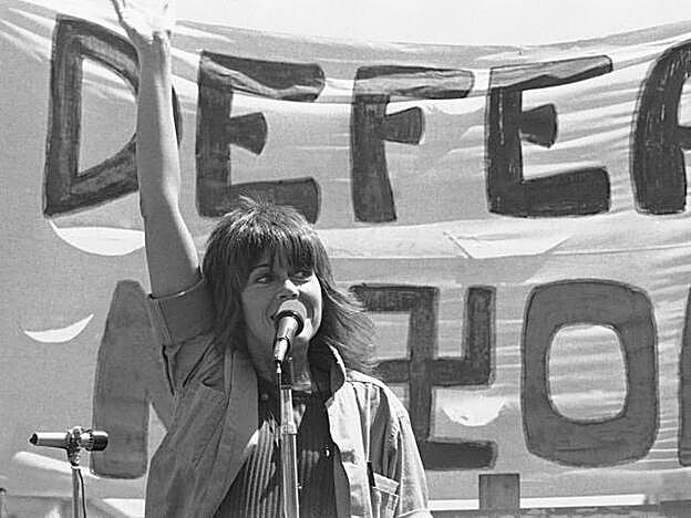 Jane Fonda arengando a los manifestantes en las protestas pacifistas contra la guerra de Vietnam, con el mismo gesto con el que hoy se dirige a los activistas del clima.