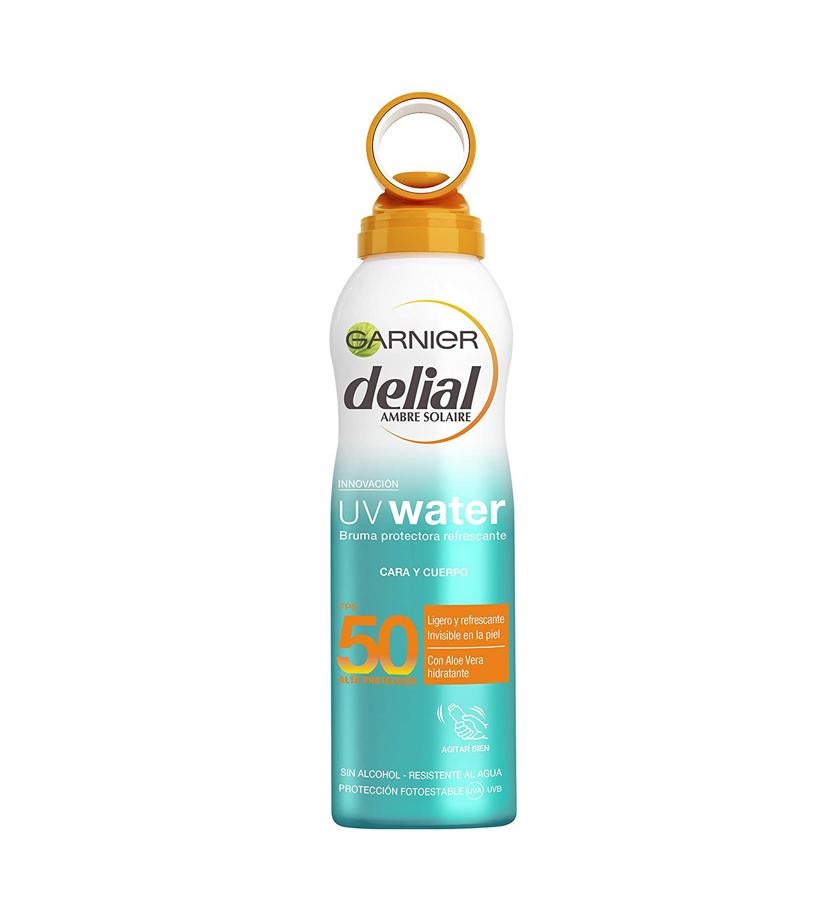 con aloe vera para una sensación de 24 horas* de hidratación, Su tecnología refresca la piel aportando una sensación de frescor inmediata de menos 2 ºC. Su fórmula, enriquecida con aloe vera para proporcionar una sensación de 24 horas de hidratación, protege de los rayos UVB y UVA. Se peude usar tanto en rostro como en cuerpo.  Bruma Protectora Refrescante UV Water Delial de Garnier  (14,90 €).