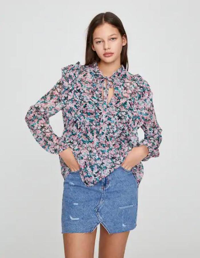 Blusa de flores de manga larga con lazada en el cuello, rebajada de 19,99 a 7,99 euros.