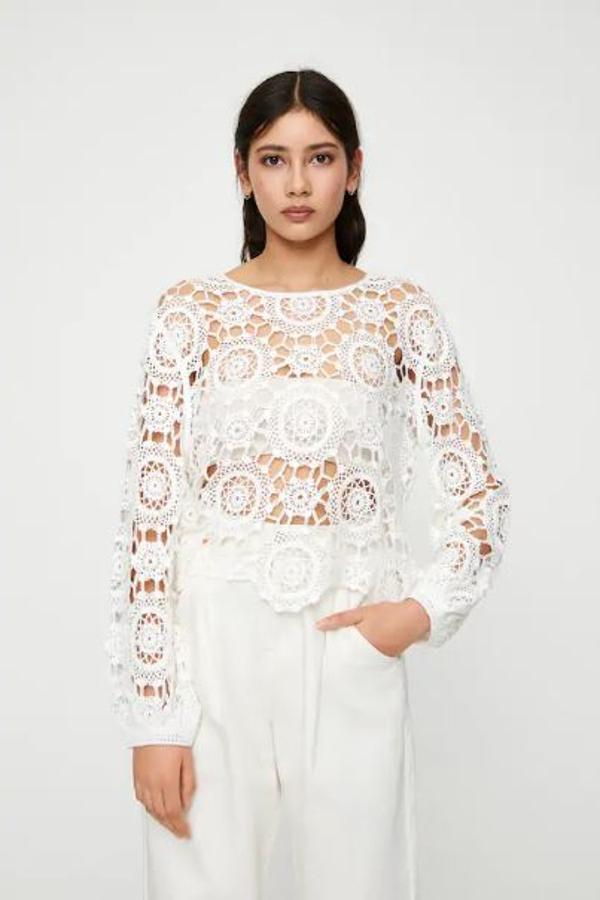 Blusa blanca de crochet, rebajada de 22,99 a 15,99 euros.