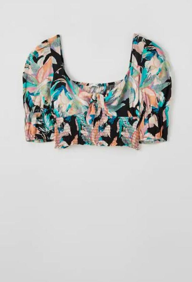 Top de lfores en tonos oscuros con mangas abullonadas, rebajado de 17,99 a 12,99 euros.