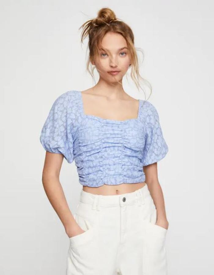 Top fruncido en color azul con mangas volumen,rebajado de 19,99 a 15,99 euros.