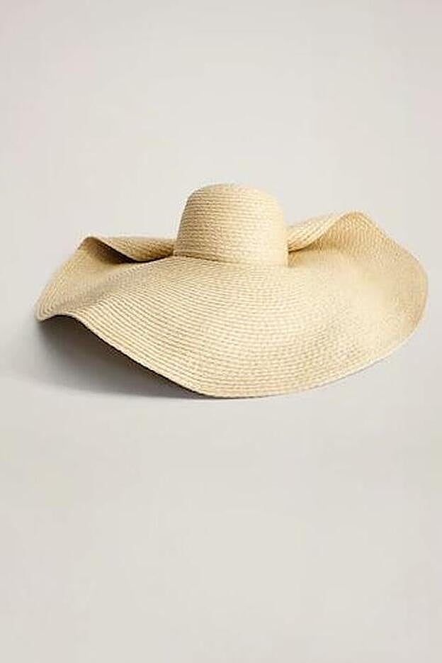 Este es el sombrero de Mango con el que vamos a copiar el look de piscina de Blanca Suárez.