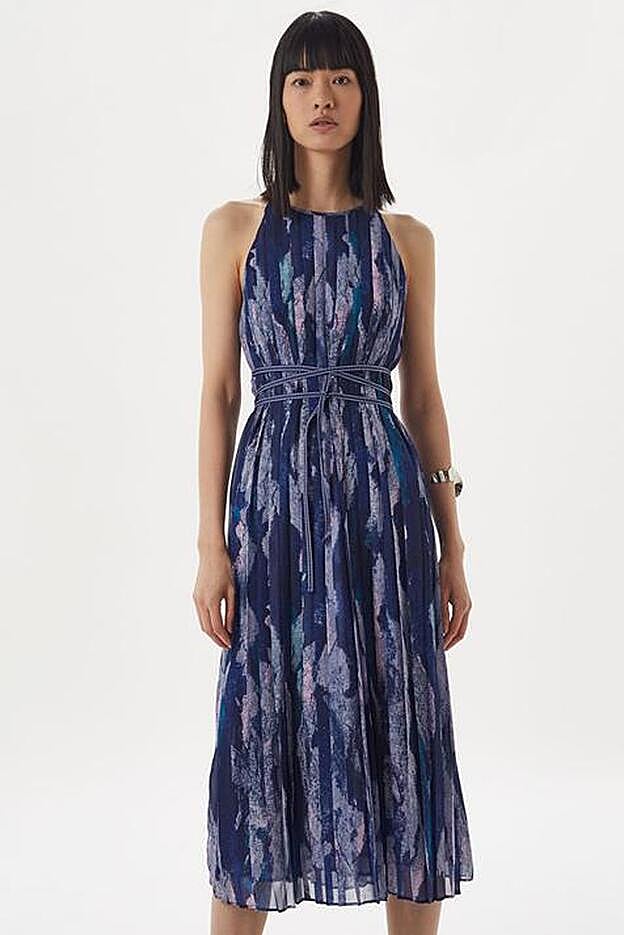 Este es el vestido de las rebajas de Adolfo Domínguez que ha llevado la reina Letizia durante su visita a Sevilla.