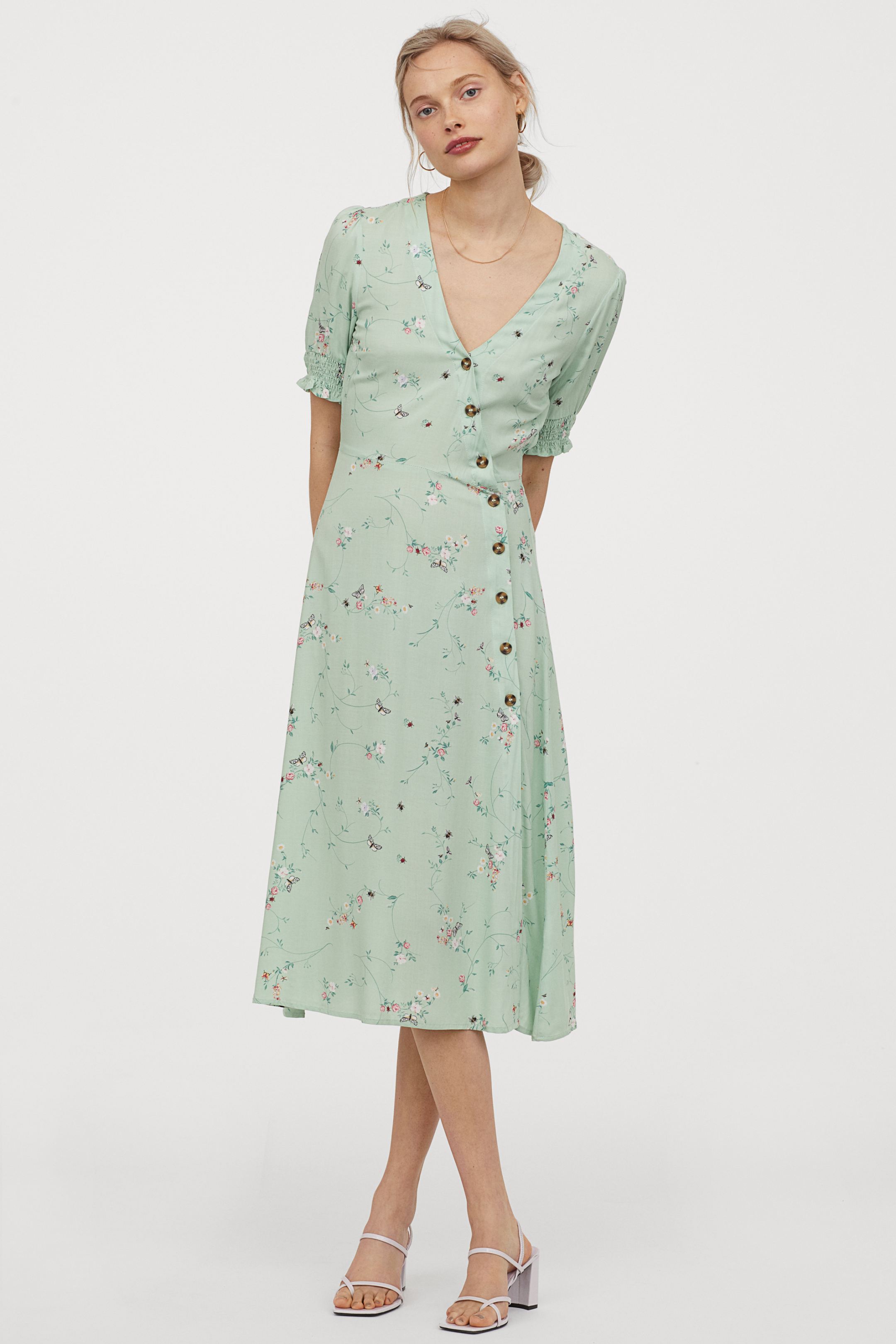 Vestido midi cruzado con cierre de botones y estampado de flores en tono verde agua. De H&M por 17,99 euros.