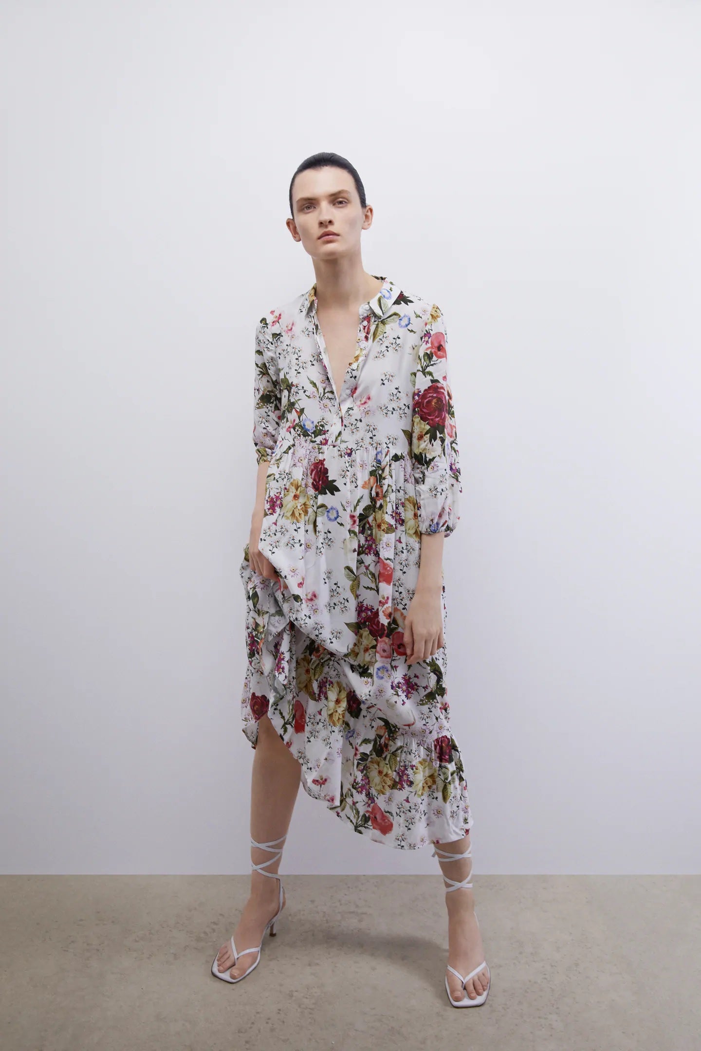 Pasamos a Zara con un vestido midi estampado estilo camisero. La versión más cómoda y fresquita para cualquier look de verano. (39,95 euros).