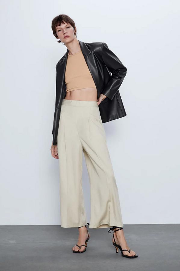 Otra de las propuestas más interesantes de Zara son estos pantalones culotte que vienen con detalle de pliegues en el delantero y bolsillos frontales. Tenían un precio de 25,95 euros y ahora podemos encontrarlos por 15,99 euros entre las tallas XS y XL.