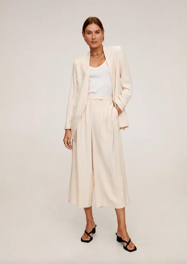 Diseño culotte y corte palazzo para estos pantalones de Mango en color crudo con detalle de pinzas y trabillas en la cintura. De 29,99 euros han pasado a 15,99 euros y están disponibles en las tallas 34 y 42.