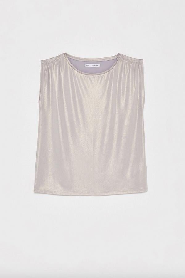 Con efecto metalizado en dorado, rosa, gris claro o crudo, esta camiseta con detalles fruncidos de Sfera está disponible entre las tallas S y XL por 7,99 euros.
