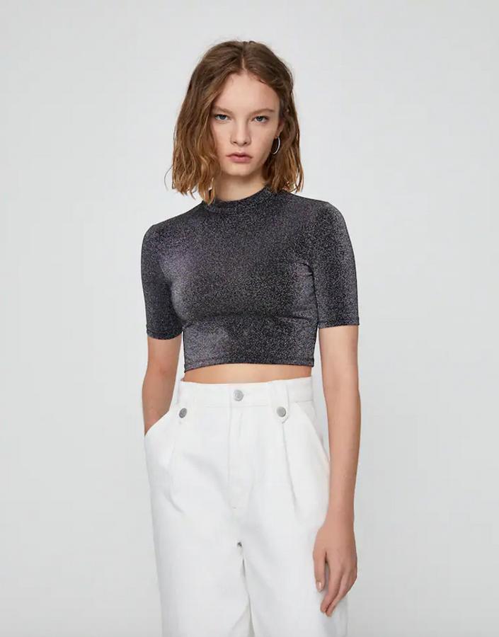Cuello perkins y manga corta para este top con detalle de brillo a contraste de Pull&Bear. De 9,99 euros ha pasado a costar 7,99 euros y está disponible en las tallas XS, S y M, aunque las dos últimas se están agotando.
