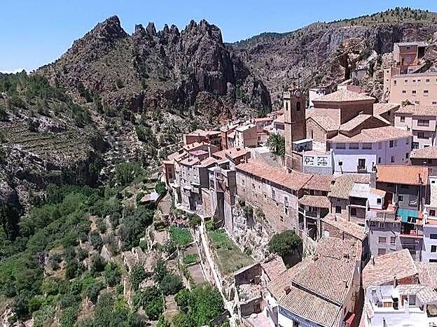 El pueblo de Ayna se asoma al cañón del río Mundo.