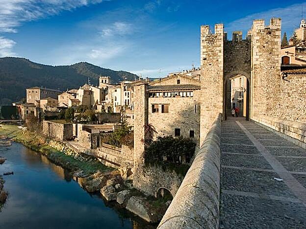 El puente románico de Besalú da acceso al pueblo.