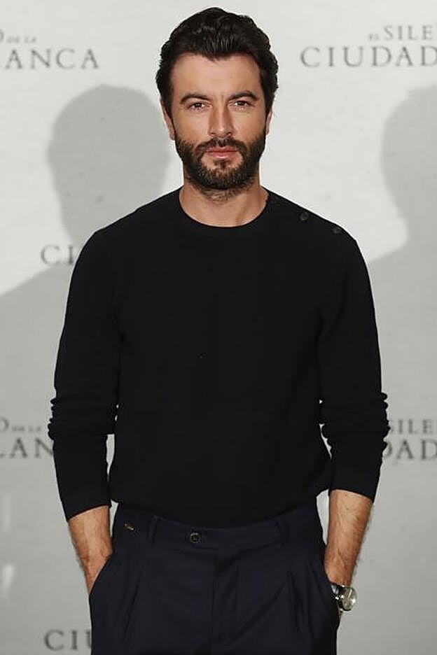 Javier Rey y Blanca Suárez forman la nueva pareja oficial de guapos del cine español.