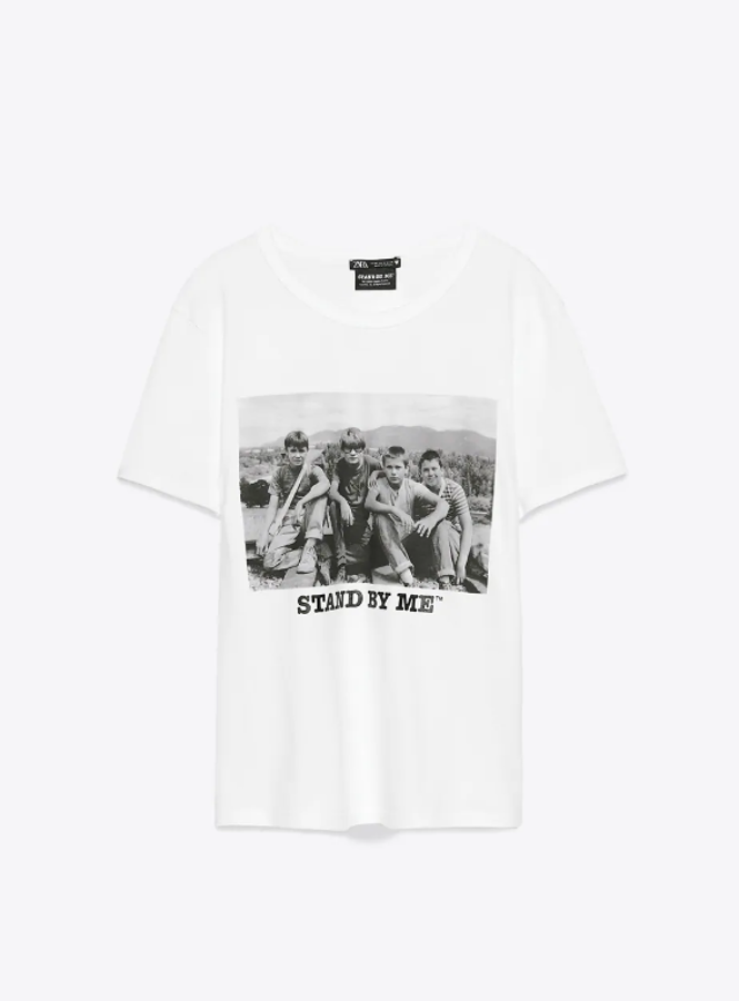 Camiseta de cuello redondo y manga corta, con una ilustración de la película "Stand by Me" (Zara, 12,95 euros).
