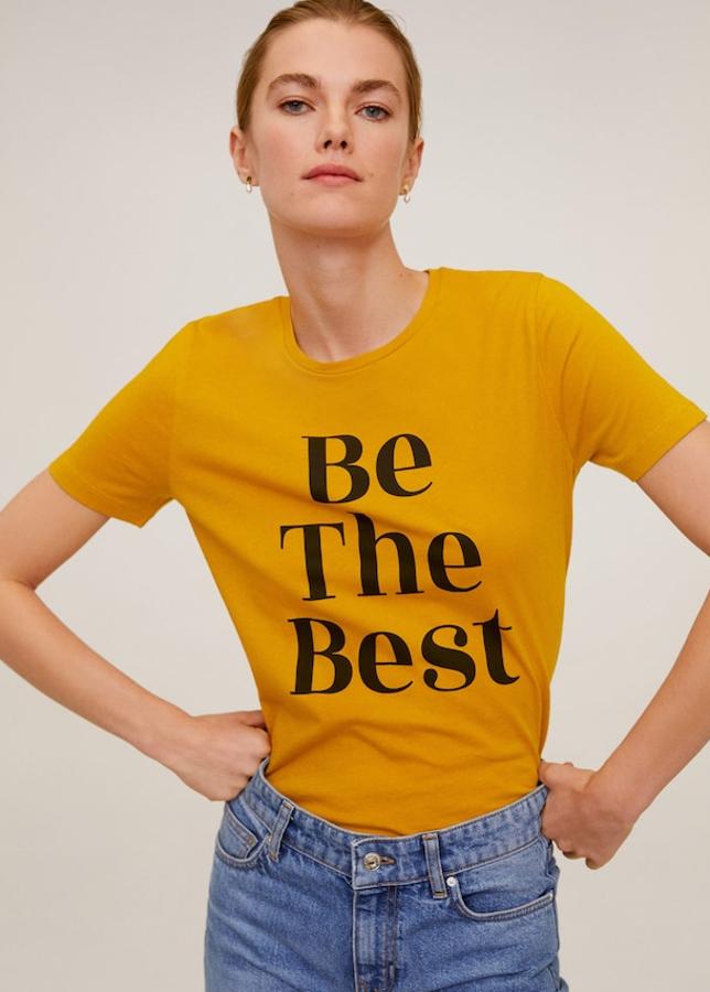 Camiseta de color naranja con una estampación tipográfica retro de Mango (3,99 euros).