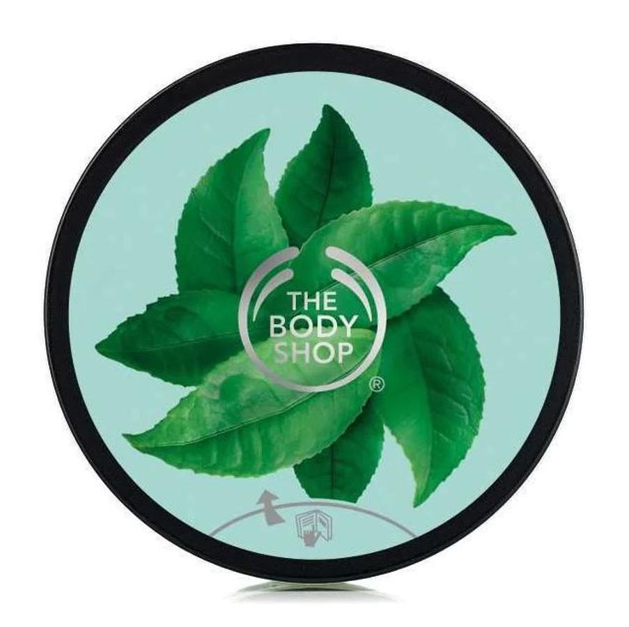 El exfoliante Corporal Fuji Green Tea de The Body Shop (5 euros) es perfecto para limpiar y exfoliar tu piel, dejándola preparada para recibir la hidratación.Ayuda a eliminar las células muertas y que la hidratante se absorba mejor. Contiene té verde antioxidante de Japón y miel de CJCC de Etiopía.