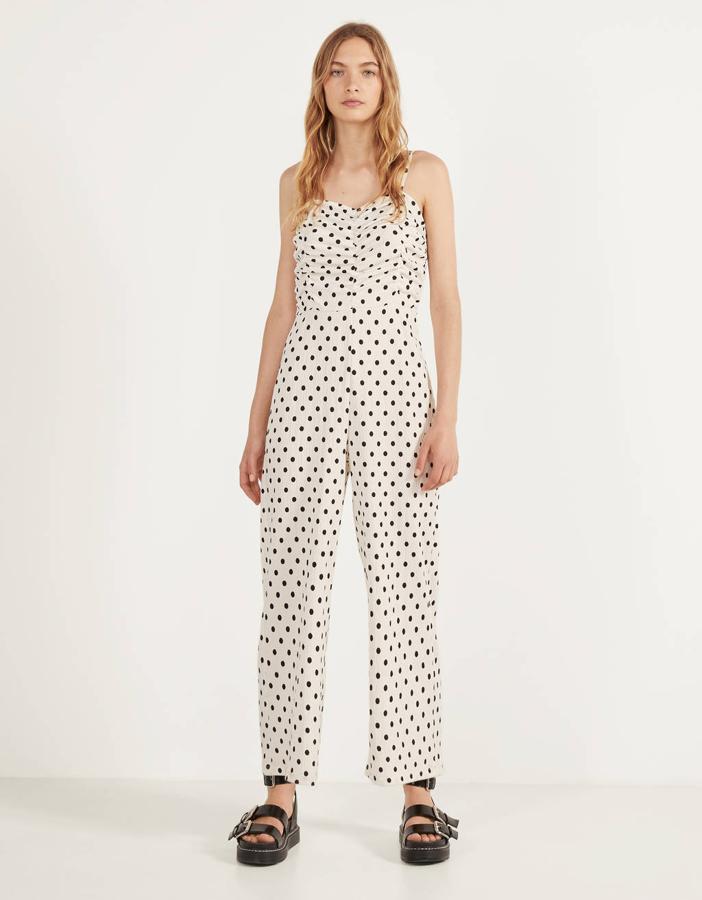 Mono largo de estampado de lunares  blanco y negro y de tirantes, de Bershka (rebajado de 17,99 a 12,99 euros).