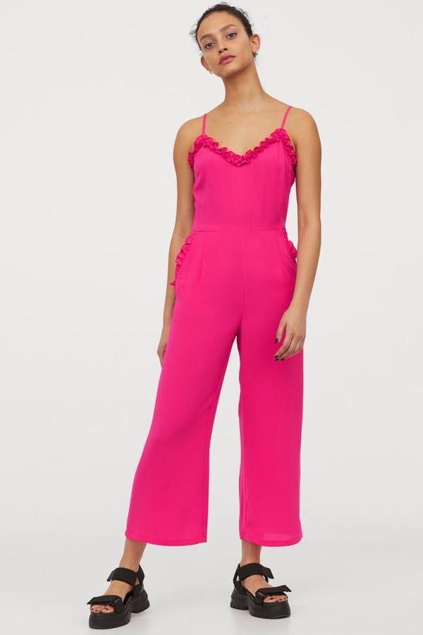 Mono rosa fucsia de tirantes con volantes en el escote, de H&M (rebajado de 24,99 a 12,99 euros).