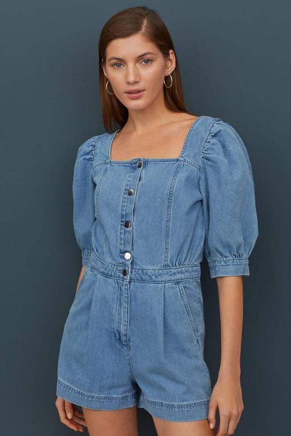 Mono corto de tejido denim y manga corta, de H&M(rebajado de 39,99 a 19,99 euros).